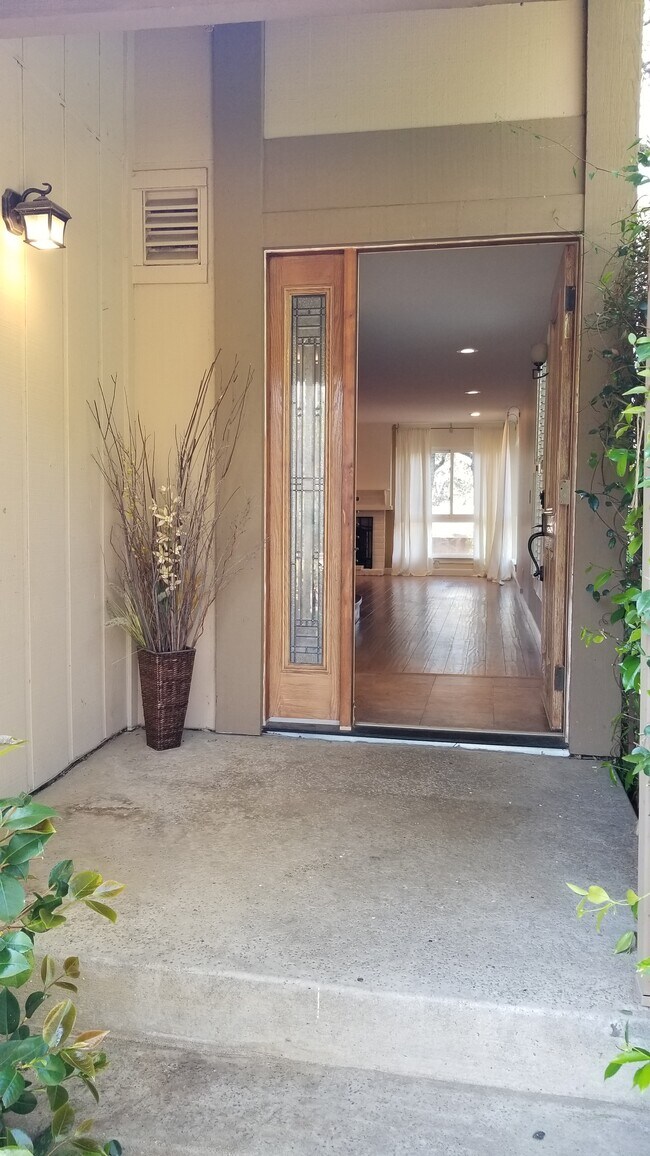Building Photo - 6415 Ebano Ct