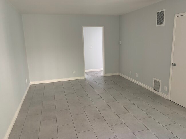 Living room - 530 S Normandie Ave
