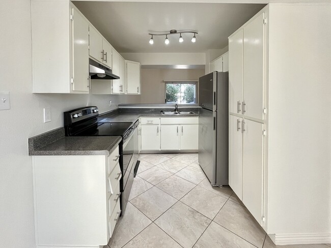 Building Photo - Move In Ready 2 Bed 2 Ba Townhome in North...