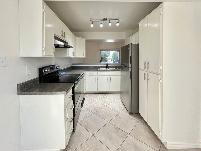 Foto del edificio - Move In Ready 2 Bed 2 Ba Townhome in North...