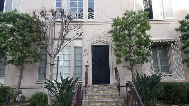 Front of Unit - 648 S Burnside Ave