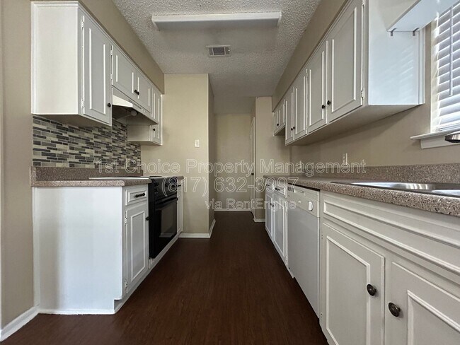 Foto del edificio - 2212 Viewtop Ln