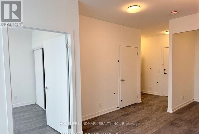 Photo du bâtiment - 8888-8888 Yonge St
