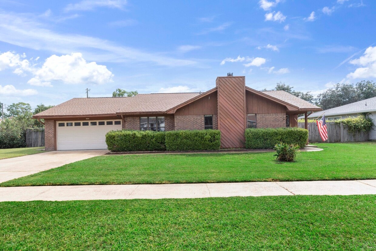 846 Boulevard De L'Orleans, Mary Esther, FL 32569 House Rental in