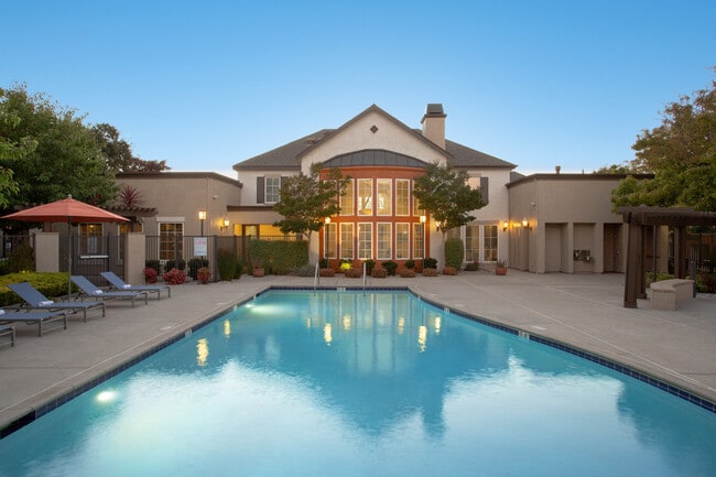 Building Photo - The Tides