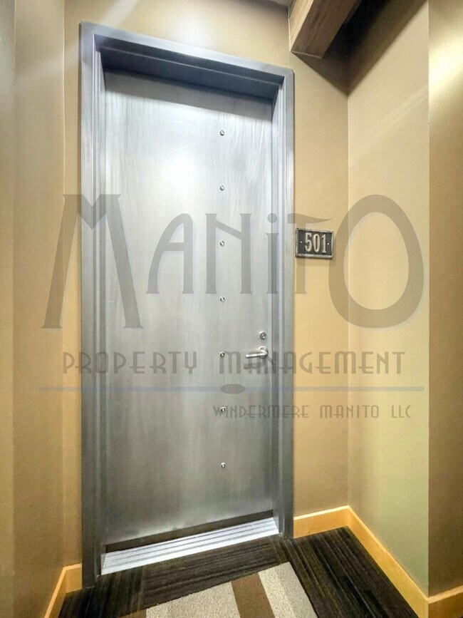 Building Photo - Stunning & Spacious Downtown Condo