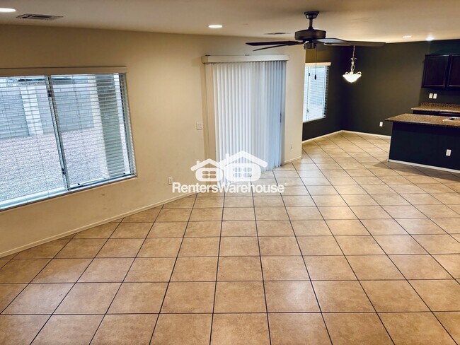 Foto del edificio - 2645 E Wallace Ave