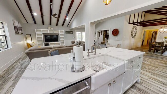 Foto del edificio - 13922 Lake Magdalene Blvd