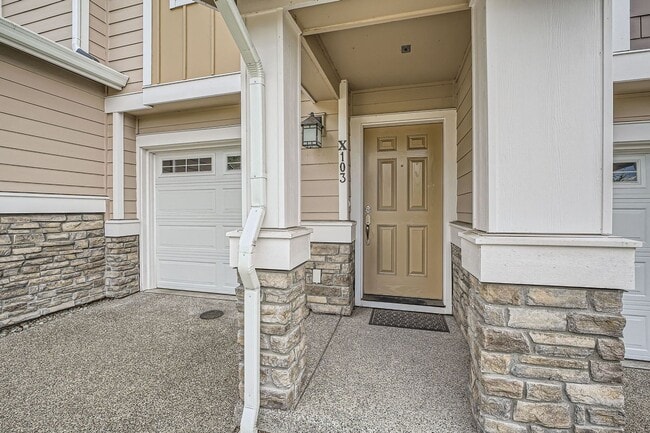 Building Photo - Modern Furnished Townhome in Prime Kent Lo...