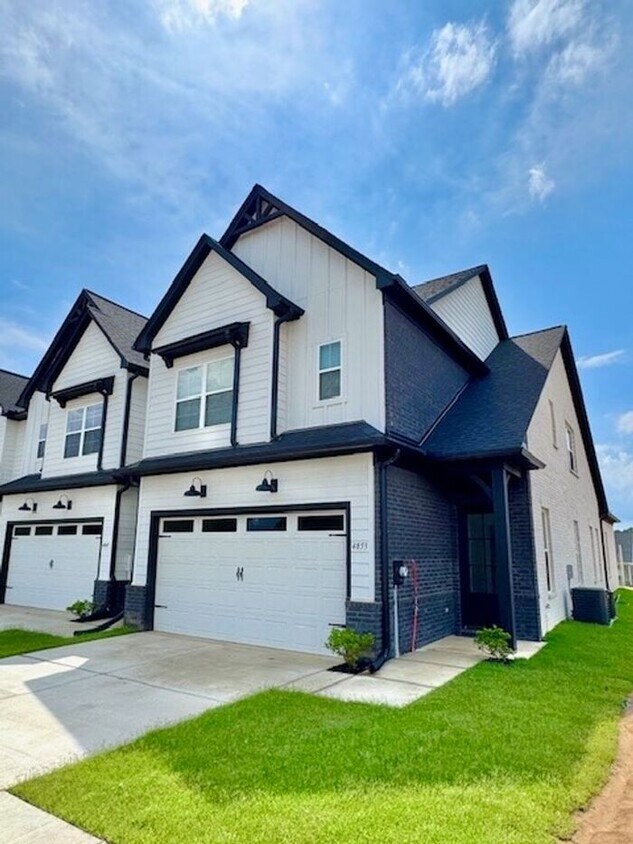Foto principal - Now Leasing at Cedar Bluff – 4BR Townhomes...