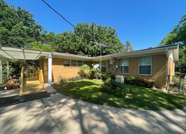 Building Photo - 1419 Linden Dr