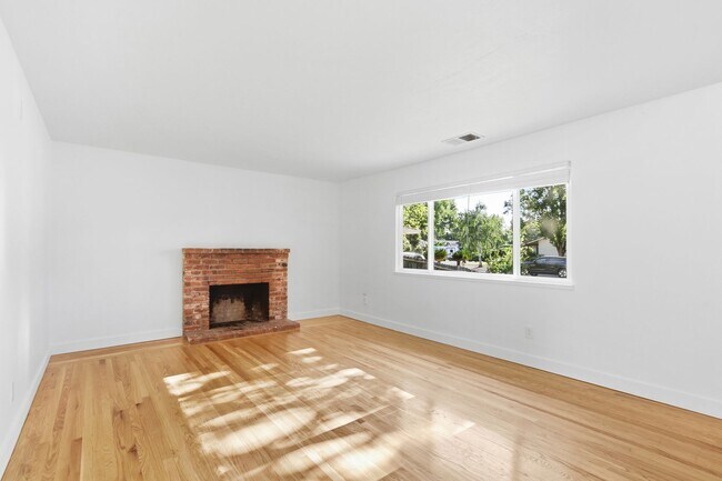 Foto del edificio - Updated 4 Bed 2 Bath Available for Immediate Move-In!