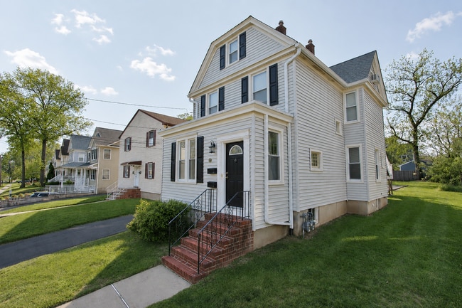 Sideview - 552 Cumberland St