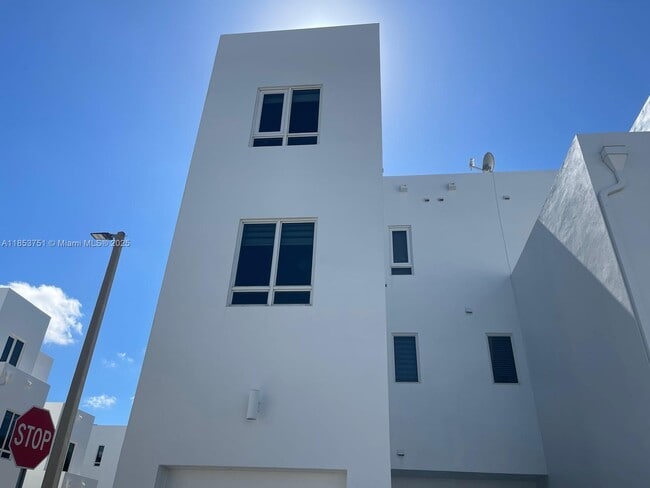 Foto del edificio - 6415 NW 102nd Path