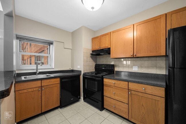 Building Photo - Amazing Lakefront Living on the Park