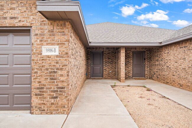 Foto del edificio - Beautifully Updated 3-Bed, 2-Bath, 2-Car Garage Duplex in Prime Lubbock Location!