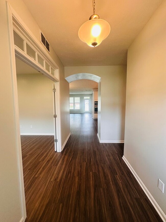 Building Photo - Contemporary Comfort Meets Convenience in Mt. Washington