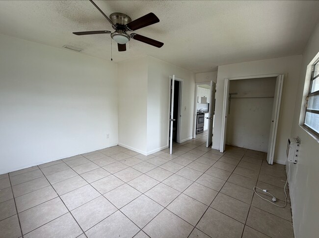 Building Photo - 580 NE 34th Ct