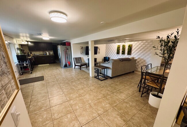 Vista del apartamento sótano que incluye sala de estar, entrada, mesa de comedor y áreas de cocina. - 11116 Kensington Ave
