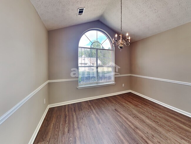Foto del edificio - 1300 Wilkes Crest Dr