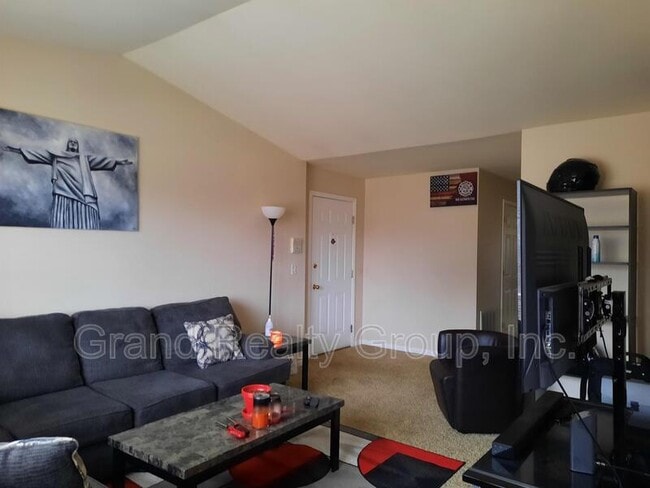 Building Photo - 1075 N Village Dr