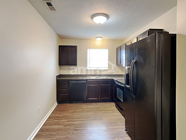 Building Photo - 606 Cross Wind Dr