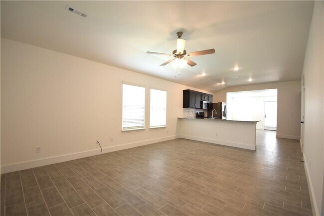 Foto del edificio - 2071 Bluestem Dr