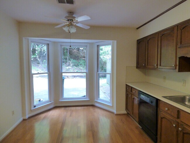 Foto del edificio - 704 Old Rocky Ridge Ln (Rocky Ridge Rd)