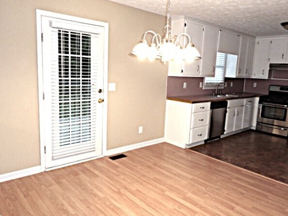 Foto del edificio - 1005 Whispering Woods Dr