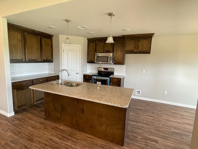 Building Photo - Beautiful 3 bedroom 2 Bath Home Close to Lake Durant