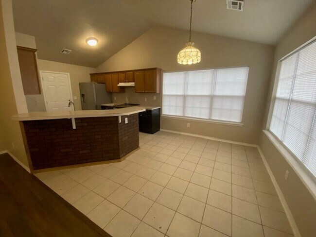 Foto del edificio - One story 3 bed 2 bath 2 car garage in Cla...