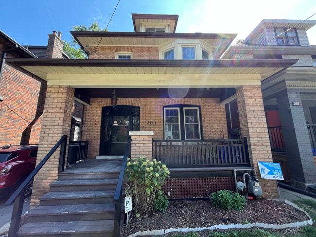Building Photo - 203 Fairleigh Av S