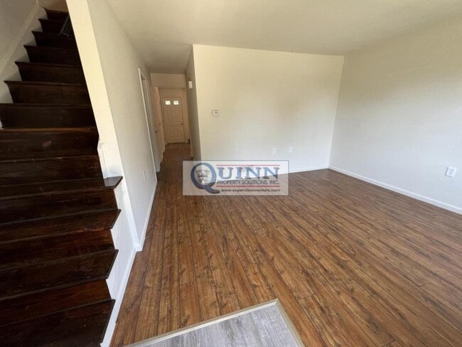 Foto del edificio - 134 E Village Rd