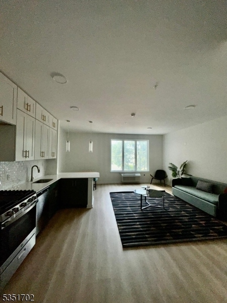 Foto del edificio - 321 E 3rd St