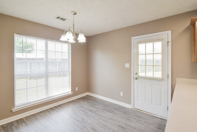 Building Photo - 122 Forestwood Dr