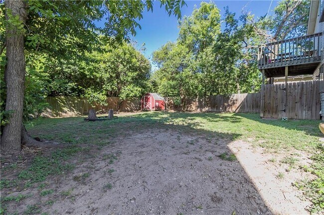 Building Photo - Centrally located 2 bed, very well priced.