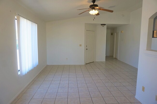 Building Photo - Cozy 3 bedroom home