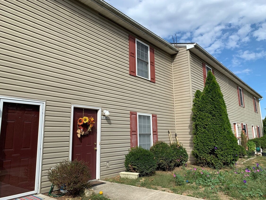 Primary Photo - 2 Bedroom 2.5 Bath Townhouse