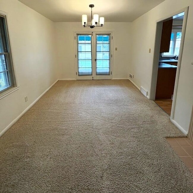 Building Photo - 4 Bedroom Home in Holladay