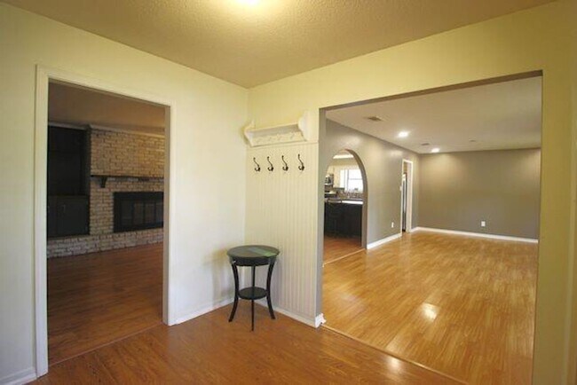 Foto del edificio - Bon Village 4 BR 2 Bath home