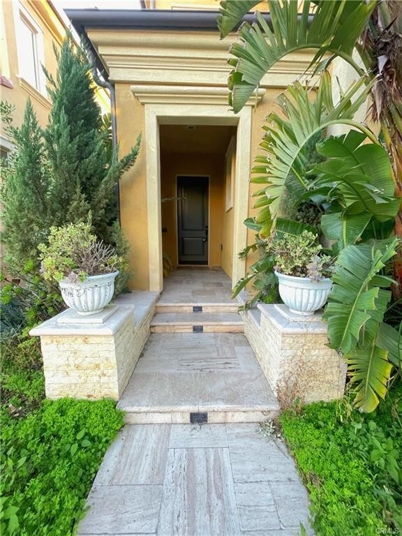 Building Photo - 52 Stanza