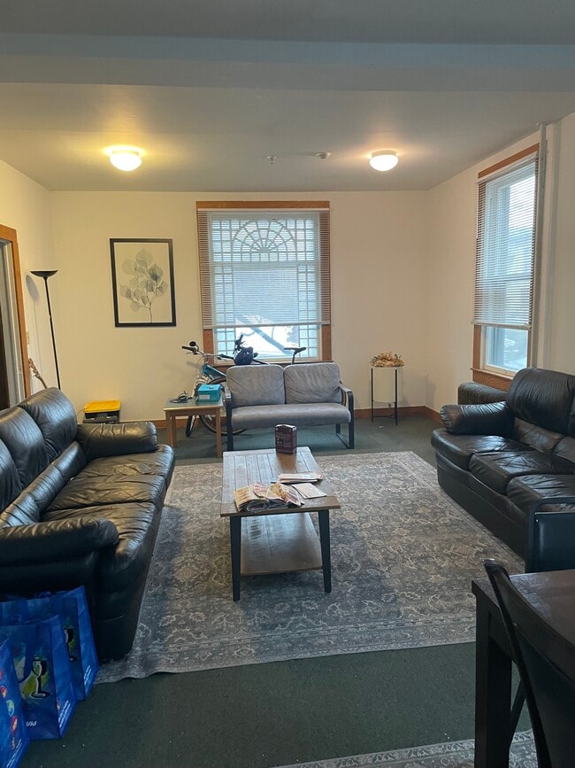 Building Photo - 120 Oak Ave