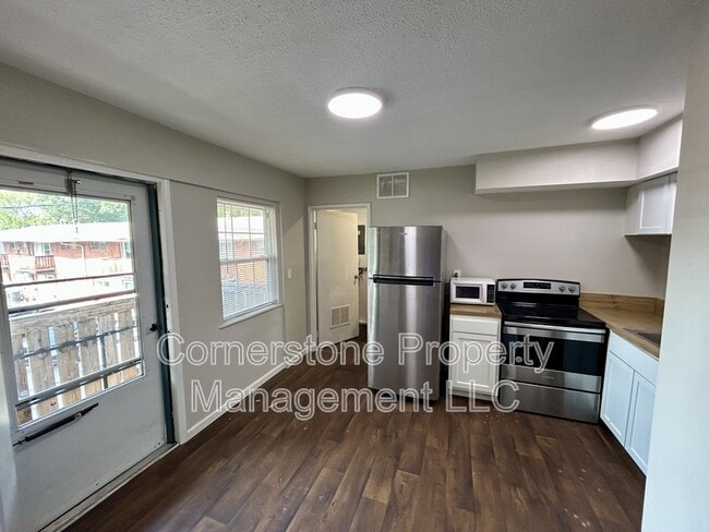 Building Photo - 2506 Redbud Ln
