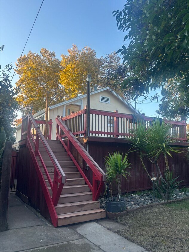 Foto principal - Central Roseville, 1 Bed, 1 Ba, Wall Air, Large Living Room, Bedroom Downstairs, Large Deck great...