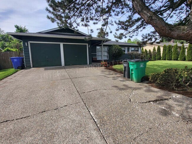 Foto del edificio - 3 Bd 1.5 ba Ranch Style Home in NE PDX With Washer/Dryer Hook-ups, Fenced Backyard & 2 Car Garage!