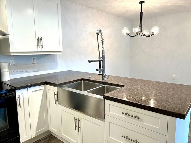 Foto del edificio - 8811 SW 123rd Ct