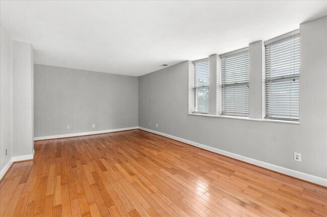 Foto del edificio - 5630 Pershing Ave