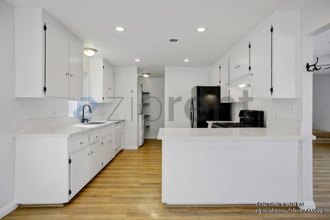 Building Photo - 1142 N Alma Ave