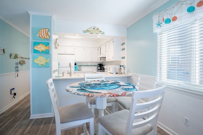 Foto del edificio - THIS OFF-SEASON MONTHLY RENTAL WILL HELP W...