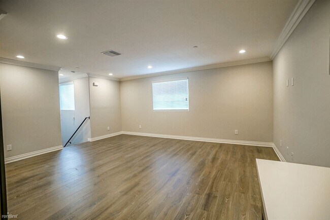 Building Photo - 3 br, 3 bath Duplex - 1116 -1118 1/2 West ...